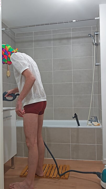 I'm finishing the steam cleaning of the bathtub (episode 3)