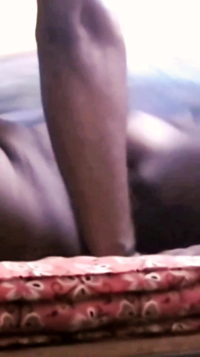 Desi Tamil bbw-vrouw Latha gaat vreemd met de vriend van haar man grote borsten zuigen lip kiss & neukpartij in missionarishouding! Indianhotwifex