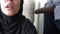 इराकी अरबी पत्नी लंदन में बड़ा काला लंड चूस रही है