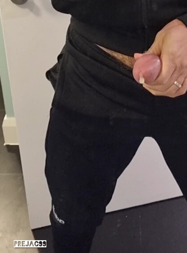 Handfree cumshot after work out
