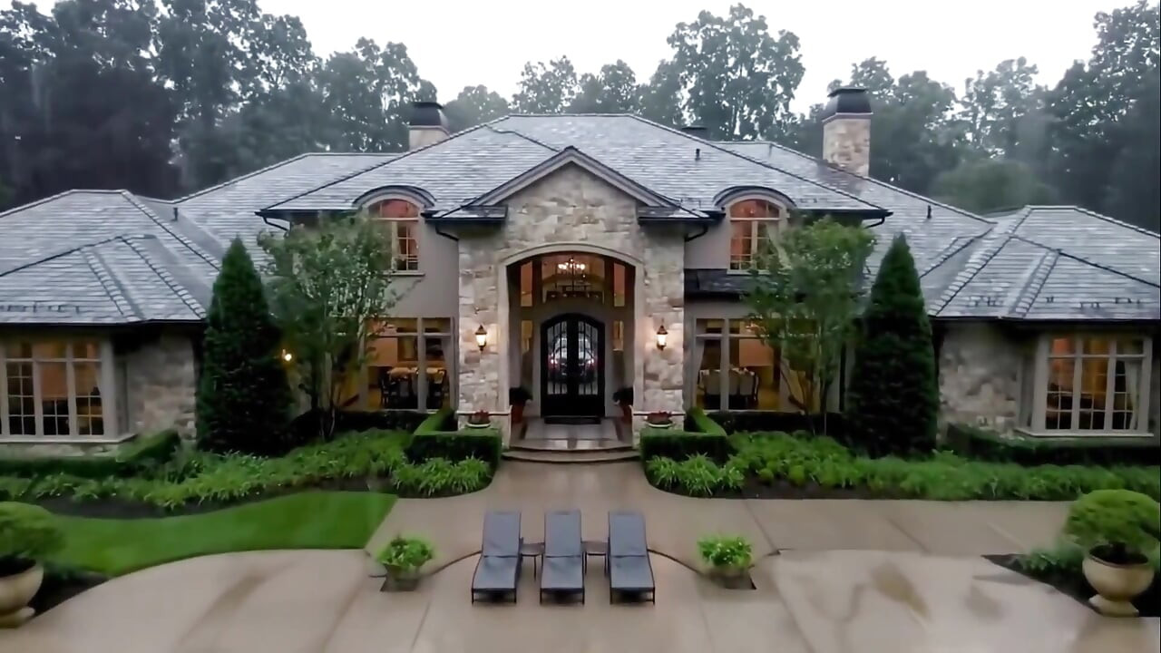 Manželka kojí manžela, saje jí velké kozy jako žíznivý kluk