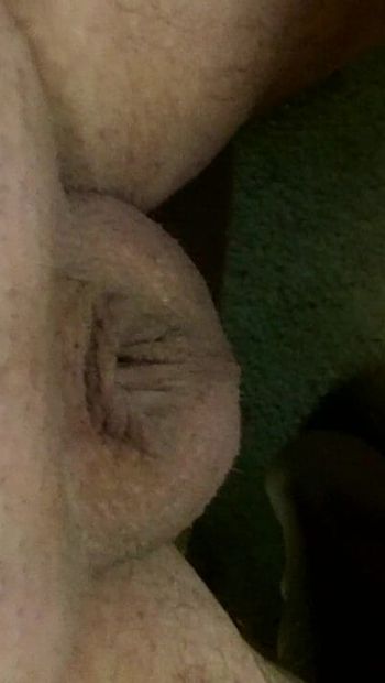 Charlie Johnsons intersex-kitzler-like penis zieht sich oben auf eier ein (1)