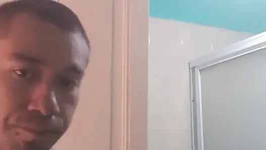 Lihat bagaimana aku mengusap tubuhku yang berkeringat