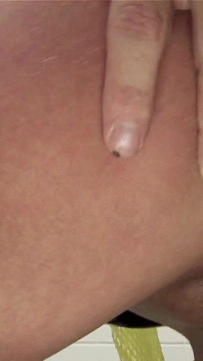 Key moment from "Geile Brunette mit riesen Titten fickt typ auf toilette und bekommt mega Cumshot"