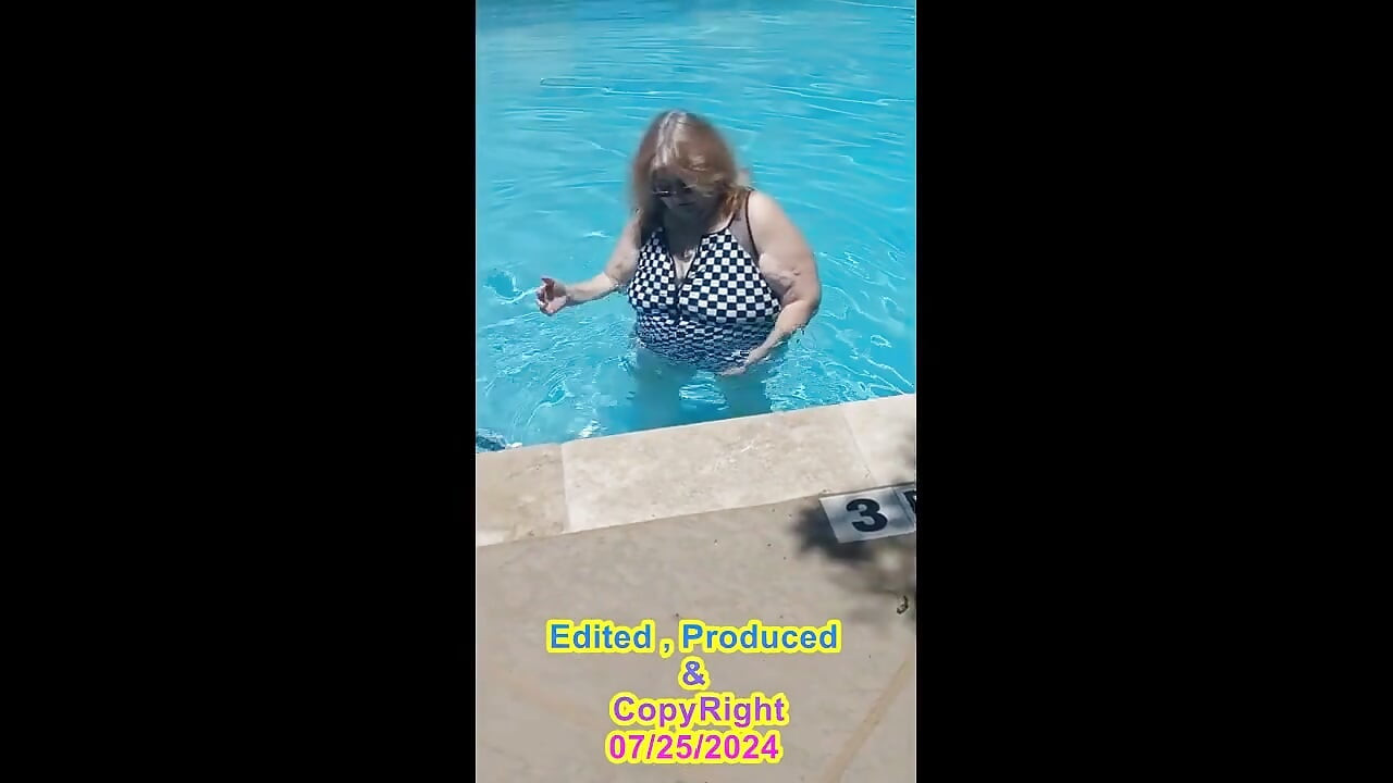 नर्स Vicki पूल में चेकर्स पहनती है