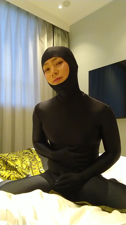Japonský crossdresser masturbuje v otevřeném zentai | Klip 1