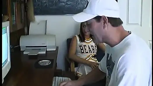 Pemandu sorak cantik memeknya yang ditindik dicrot