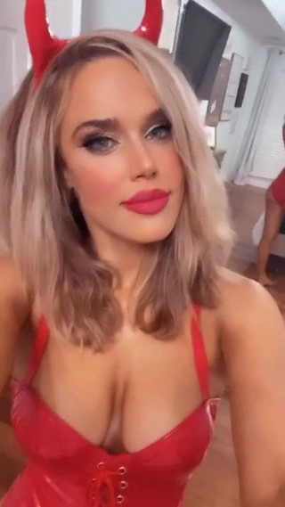 Wwe - cj perry aka lana em traje sexy de diabo vermelho