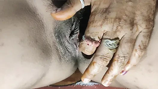 Yatak odasında çıplak göğüslü açık bir amcık