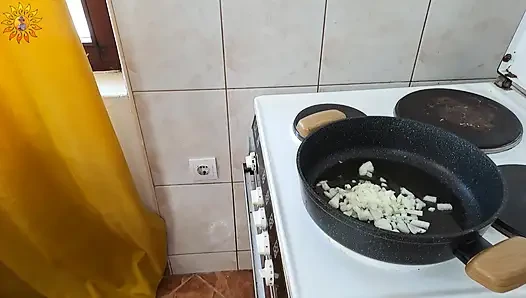 Mila Naturist готовит лучший мясной соус голышом