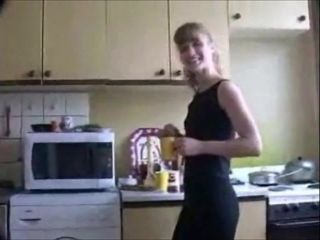 Юлия Тихомирова - кухонный стриптиз