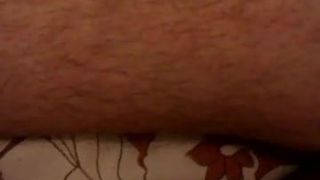 Chico se masturba en sus piernas