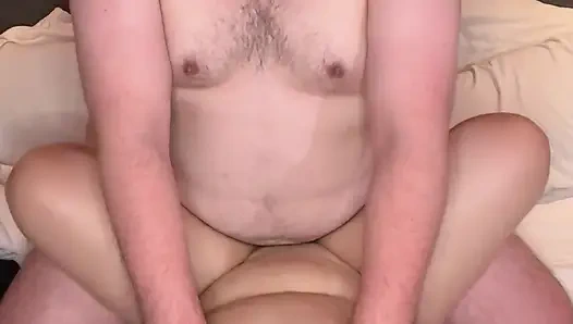 Пухлый мужик платит мне, чтобы он смог мне