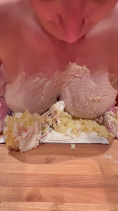 Macocha rujnuje tort urodzinowy swoimi wielkimi piersiami | Klip 1