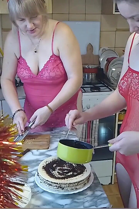 Eu faço um doce café da manhã nu com minha namorada peituda milf.