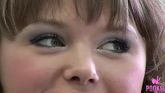 Şımarık üniversiteli amatör Sasha büyük şişman bir yarakla sikiliyor!