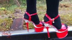 Lady L, gehende Metallstraße mit sexy roten High Heels!