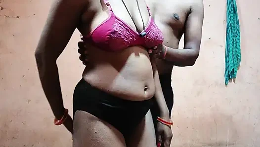 Hintli kadın erkek arkadaşı tarafından sıkı amından sikiliyor