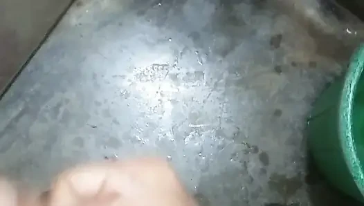 Bu yüzden banyoya gittim, ellerime sabun koydum ve koluna vurdum