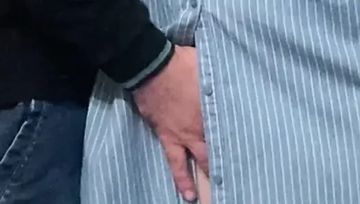 Perverser alter Mann masturbiert Muschi mit den Fingern in der U-Bahn