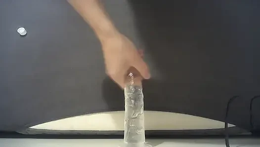 Bu adam götüne dildo yapıyor ve inliyor