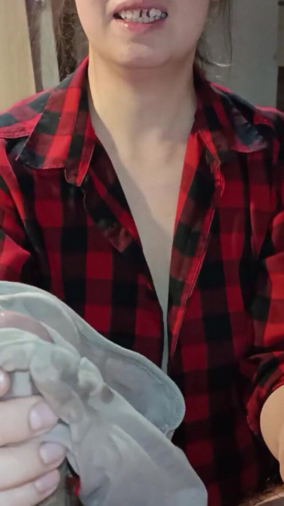 Moja macocha wybiera majtki do szarpania się i orgazmu | Klip 2