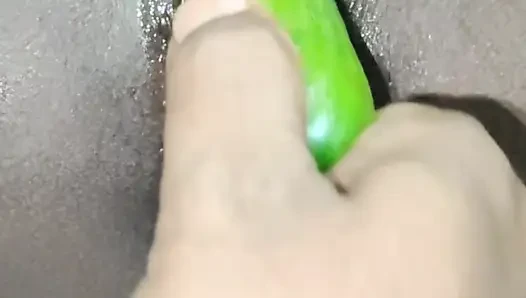 Pati ne mere chut me kheera dalakar chut ko fadkar diya