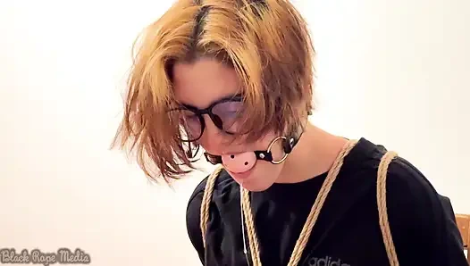 Miriam'ın sandalyesi taşakla sikiliyor ve salya akıtıyor