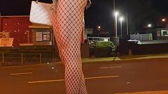 वेश्या बनने का नाटक करना और रात में सार्वजनिक सड़क पर खुद को कपड़े उतारना