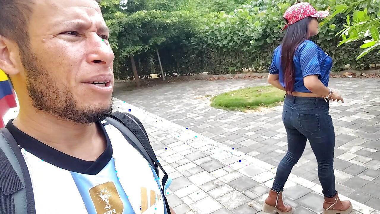 גבר ארגנטינאי מזיין את התחת של צרפתייה שהסתובבה בפארק וחיפשה חבר