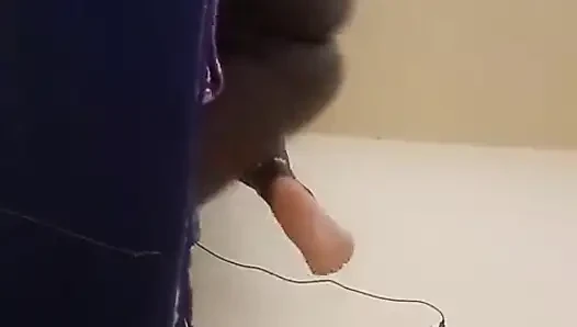 Eine alte frau härter gefickt, während sie schreite