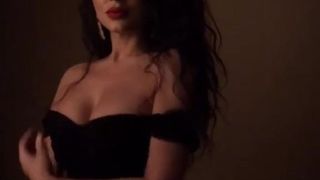 Молодая сексуальная азербайджанская шлюшка танцует