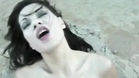 Cewek rambut cokelat sange lagi asik ngentot kontol cowok kontol besar di pantai