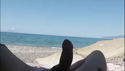 Une fille suce une bite sur une plage publique et se fait surprendre par un inconnu