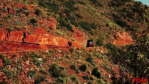 Jayme janes erhitzt die wüste mit sex und spermaschlucken