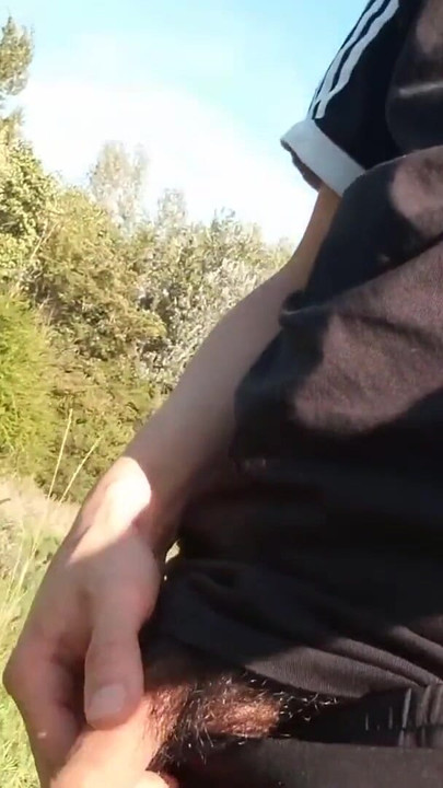 Jon Arteen izvlači svoj prekrasni penis i mokri na otvorenom. Gej porno s azijskim mladim klincem. | Isječak 1