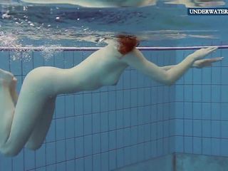 Lera adolescente bagnata in piscina