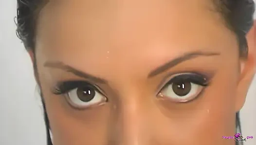 Onun adı önemli değil çünkü mükemmel amcığı bu adam tarafından sert sikiliyor