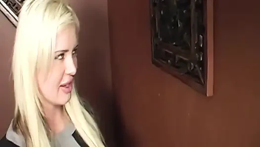 Sarışın orta yaşlı seksi kadın götünü açıyor ve parmakları amcığını damlatıyor