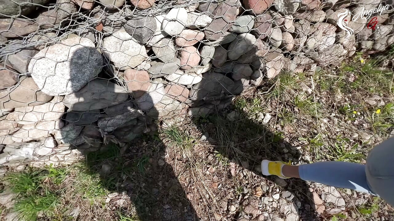 Rus turistler - doğa yürüyüşü sırasında dışarıda yarak emip döl yutuyor.