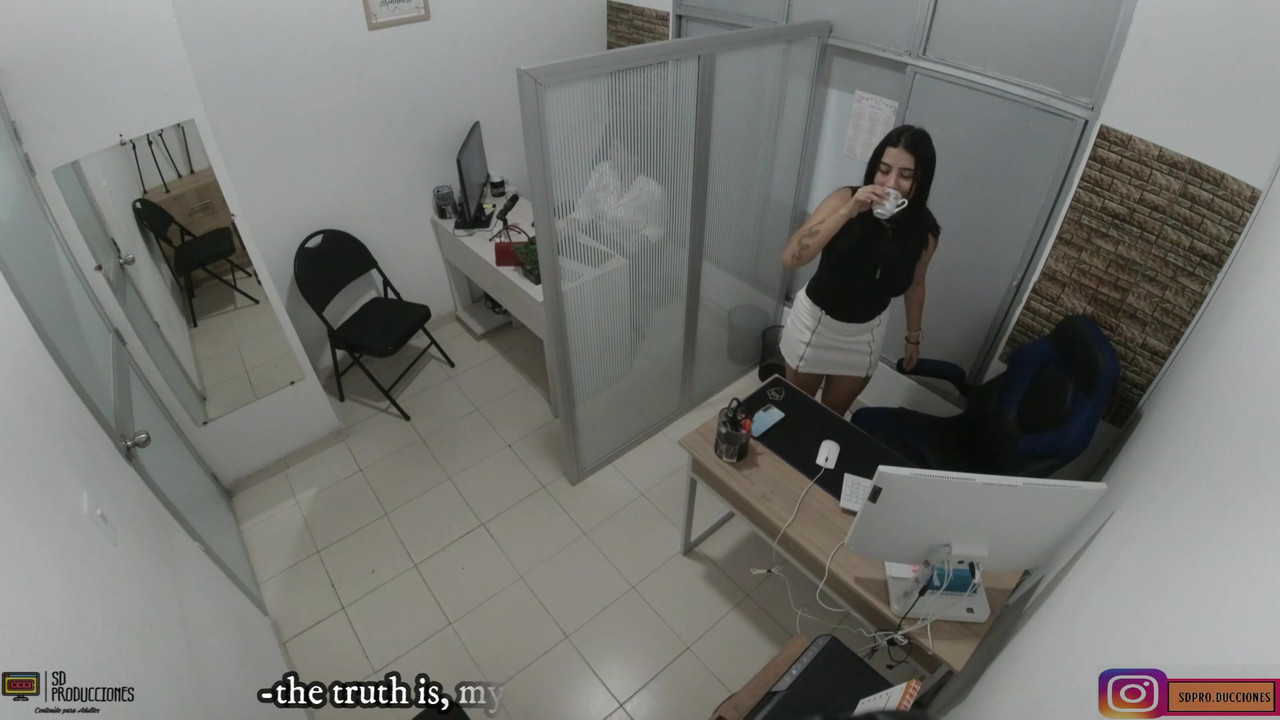 为了减轻压力，我给了我的同事在她的大阴户上几个很好的吻 - 西班牙语色情