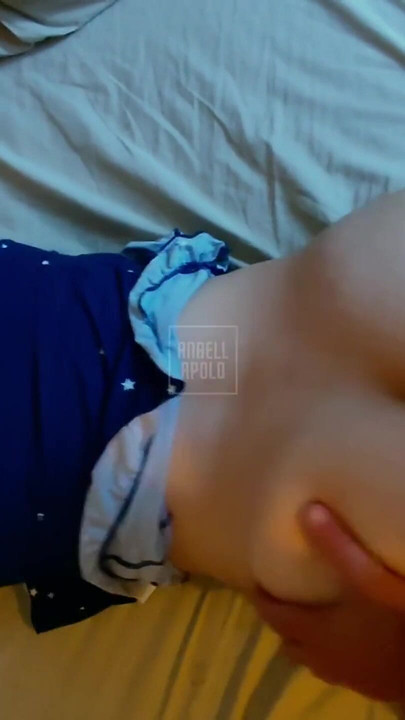 Ερασιτεχνικό ζευγάρι - ο άντρας κάνει ρομαντικό σεξ αλλά δεν μπορεί να το αντέξει και με γαμάει με επιθυμία | Κλιπ 1