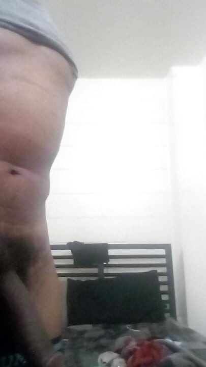 Negresă Femboy Spreading Cakes jucându-se cu sfârcurile lui și masturbându-și mare și neagră