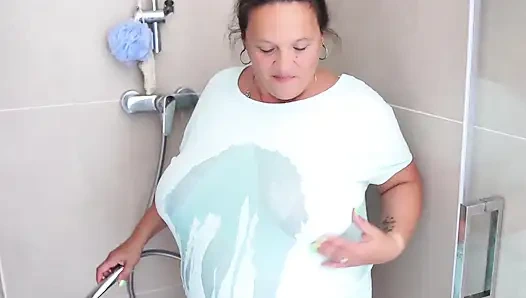 Büyük memeli olgun esmer duşta buharlanıyor