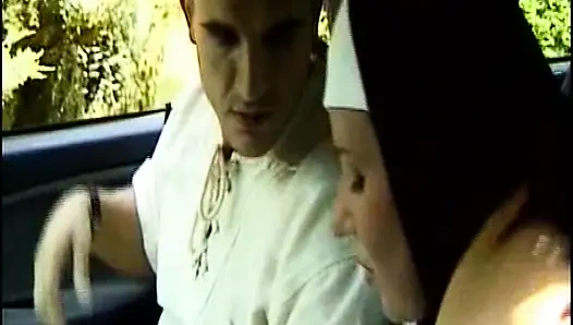 Esmer Alman ateşli anne bebek fetiş sahnesinde sikiliyor