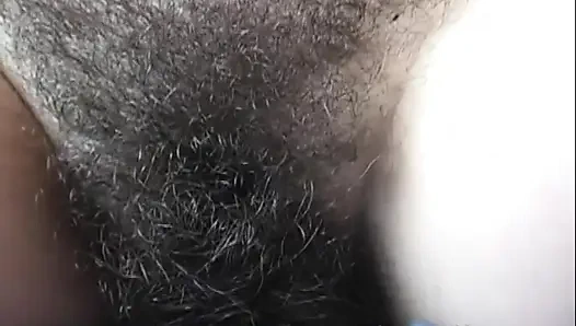 Gadis berbulu bertopeng amatir suka kontol di memek berbulu