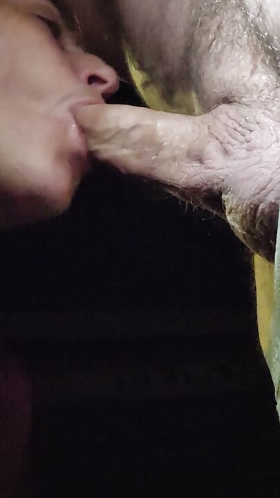 Minum Kencing dan Menghisap Kote di Luar