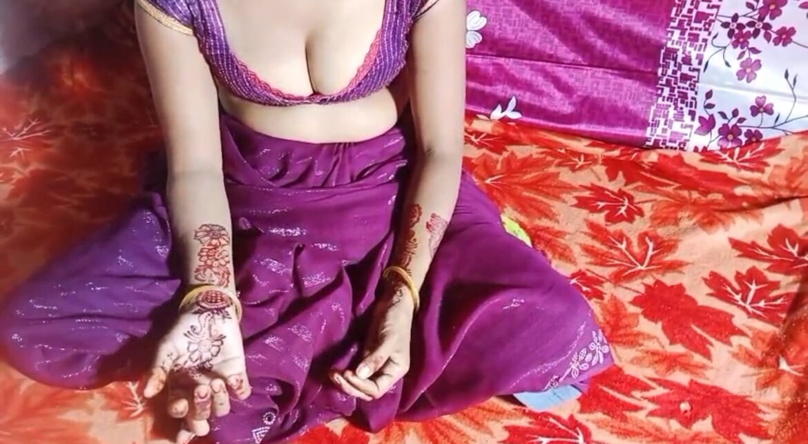 village bhabhi apne bur me kela dal liya