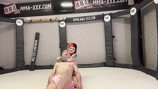 Pvc-stiefmutter qualt sissy in Mma cage - oberschenkelkontrolle & demütigung