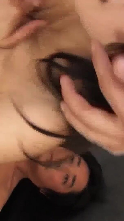 Ikonický okamžik od "Necenzurované JAV Porno - Teen svádí k vícenásobnému creampie 3Some Sex"